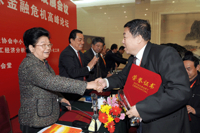 人大常委會(huì)副委員長(zhǎng)，全國(guó)婦聯(lián)主席：顧秀蓮為我司董事長(zhǎng)、總經(jīng)理：黃毅頒獎(jiǎng)